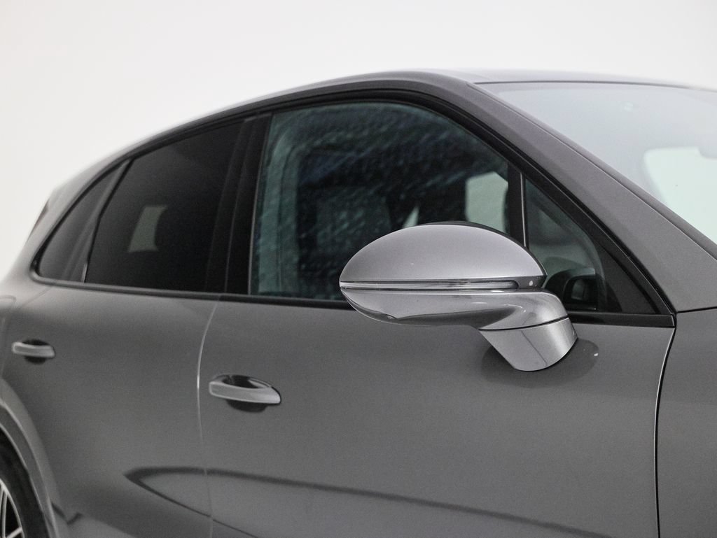 Used 2024 Porsche Cayenne AWD/4WD image 16