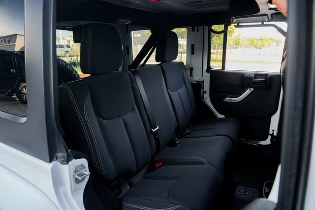 Used 2016 Jeep Wrangler Unlimited Sahara w/ Connectivity Group image 37