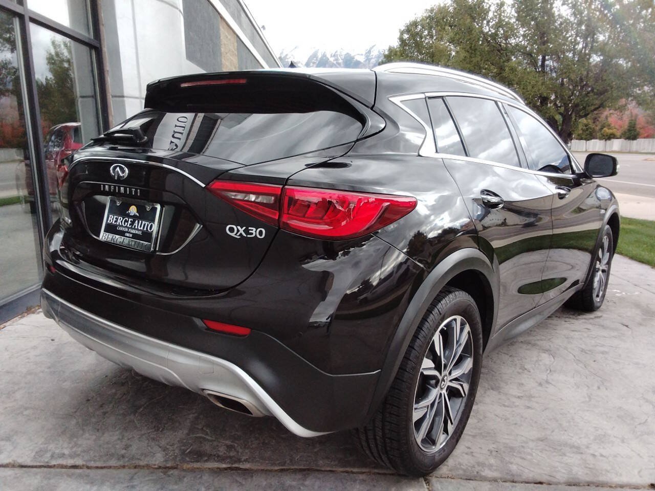 Used 2017 INFINITI QX30 Premium w/ Navigation Package AWD/4WD image 5