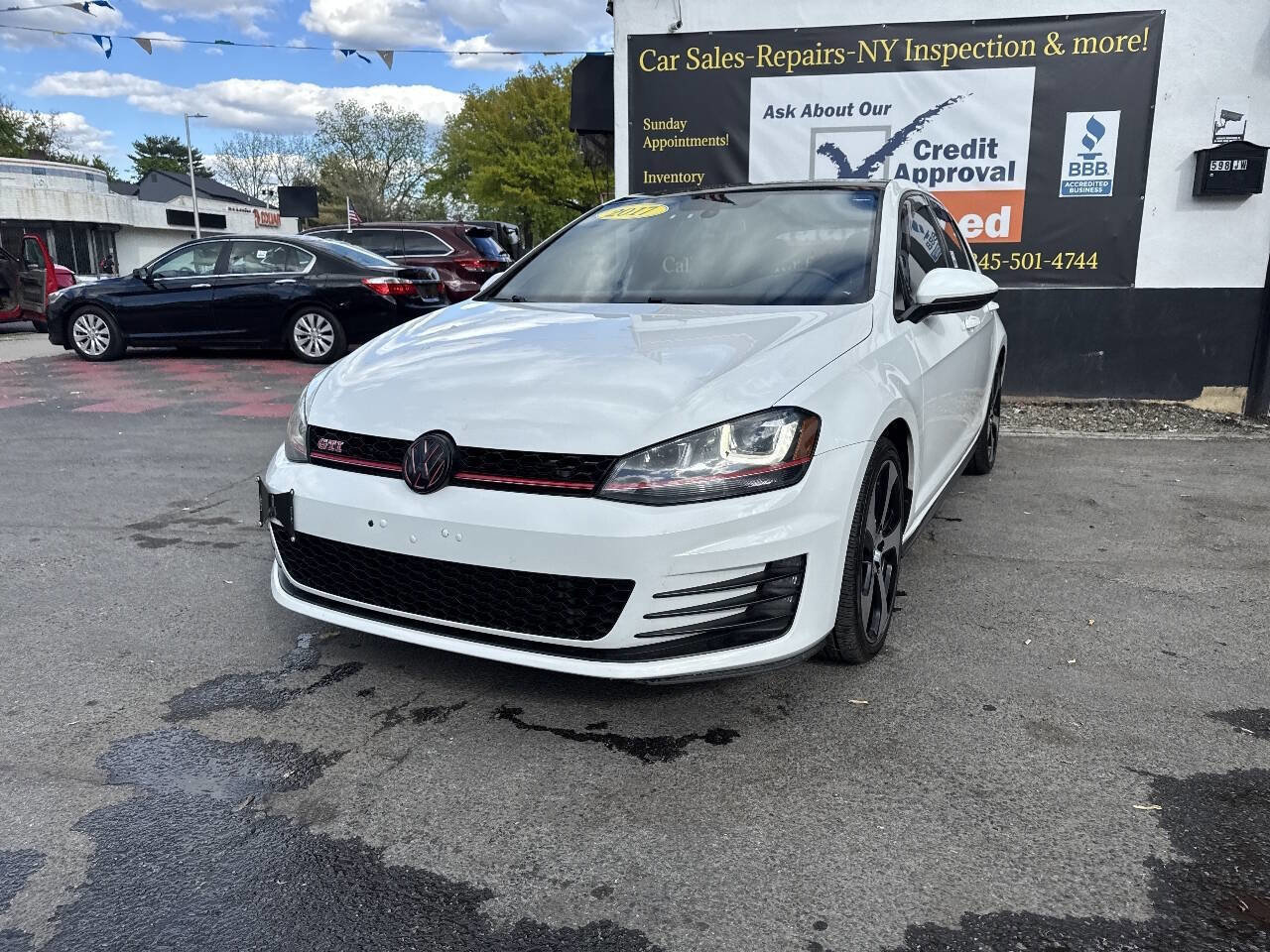 Used 2017 Volkswagen GTI SE FWD image 1