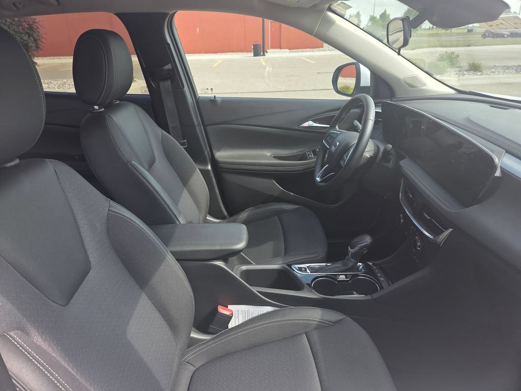 Used 2025 Buick Encore GX Preferred AWD/4WD image 32