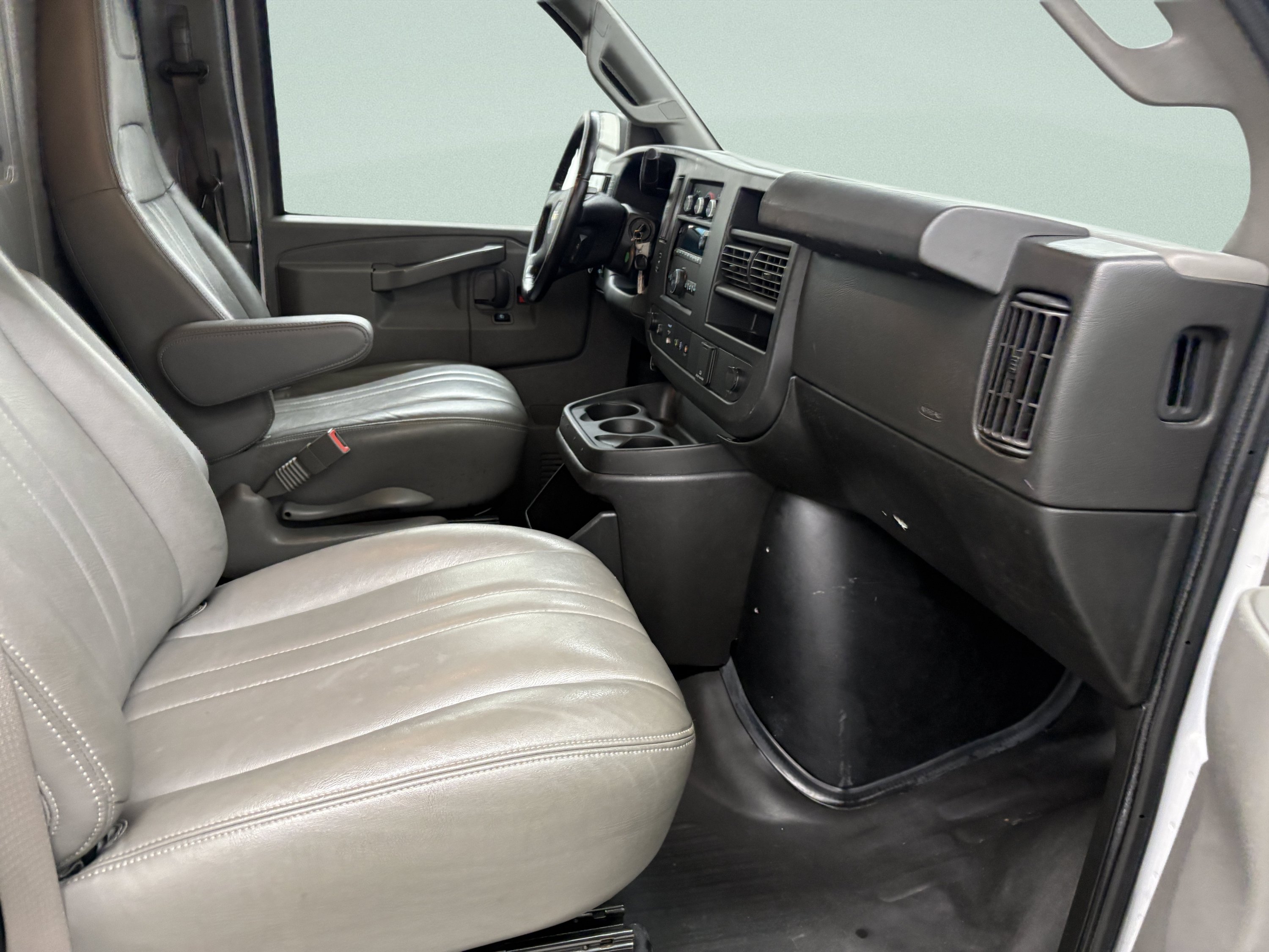 Used 2021 Chevrolet Express 3500 Extended w/ Driver Convenience Package RWD image 22