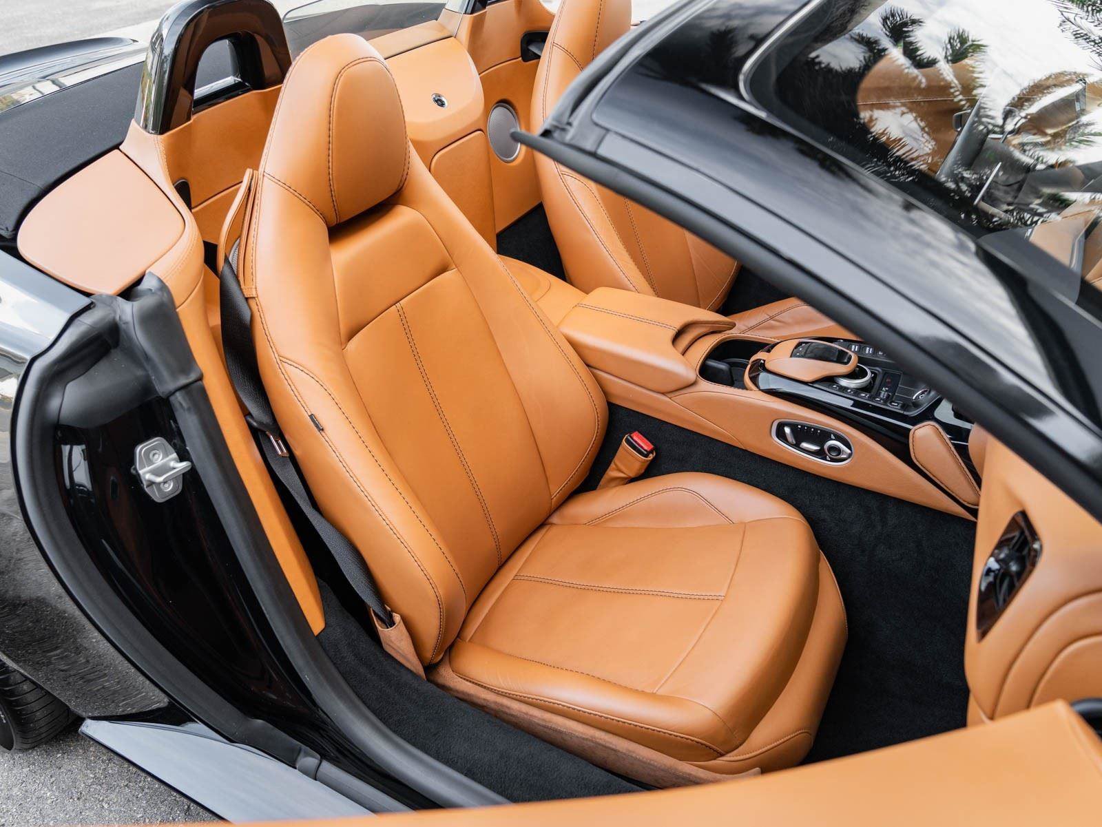 Used 2021 Aston Martin V8 Vantage Roadster RWD image 10