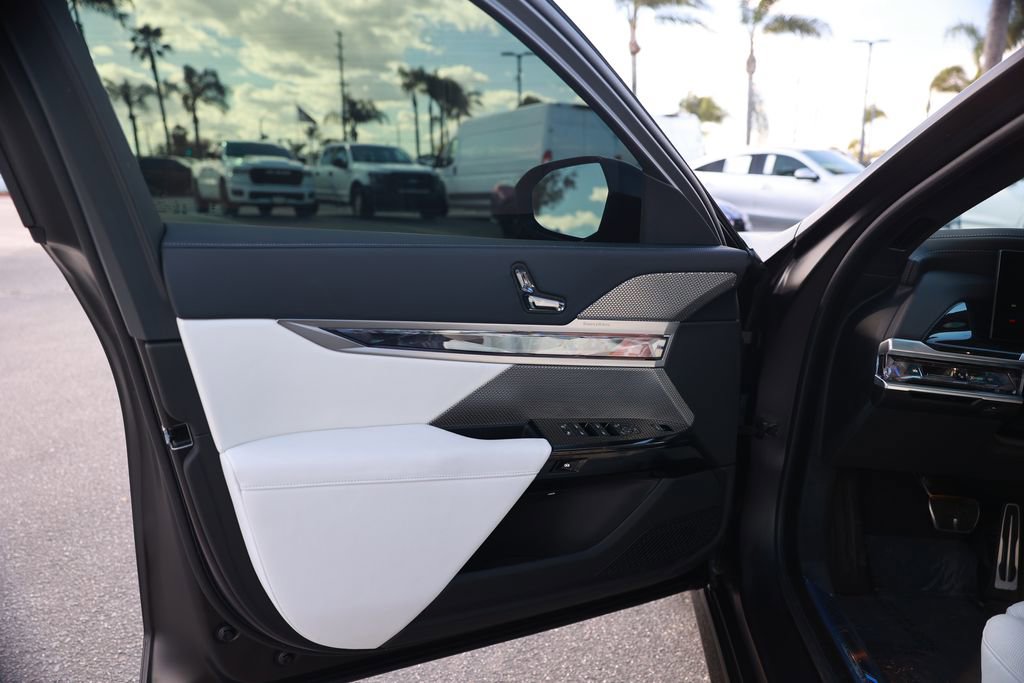 Used 2025 BMW i7 xDrive60 w/ Executive Package image 17