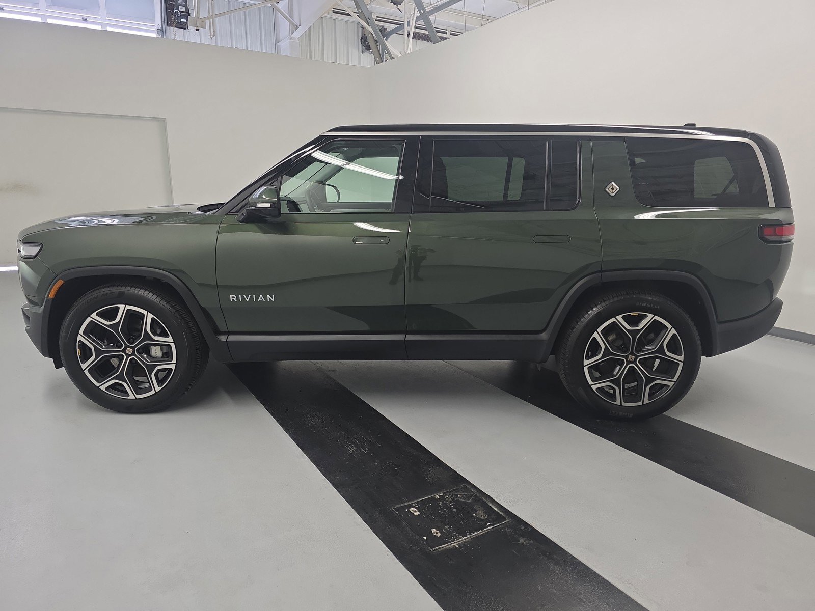Used 2025 Rivian R1S Adventure AWD/4WD image 2