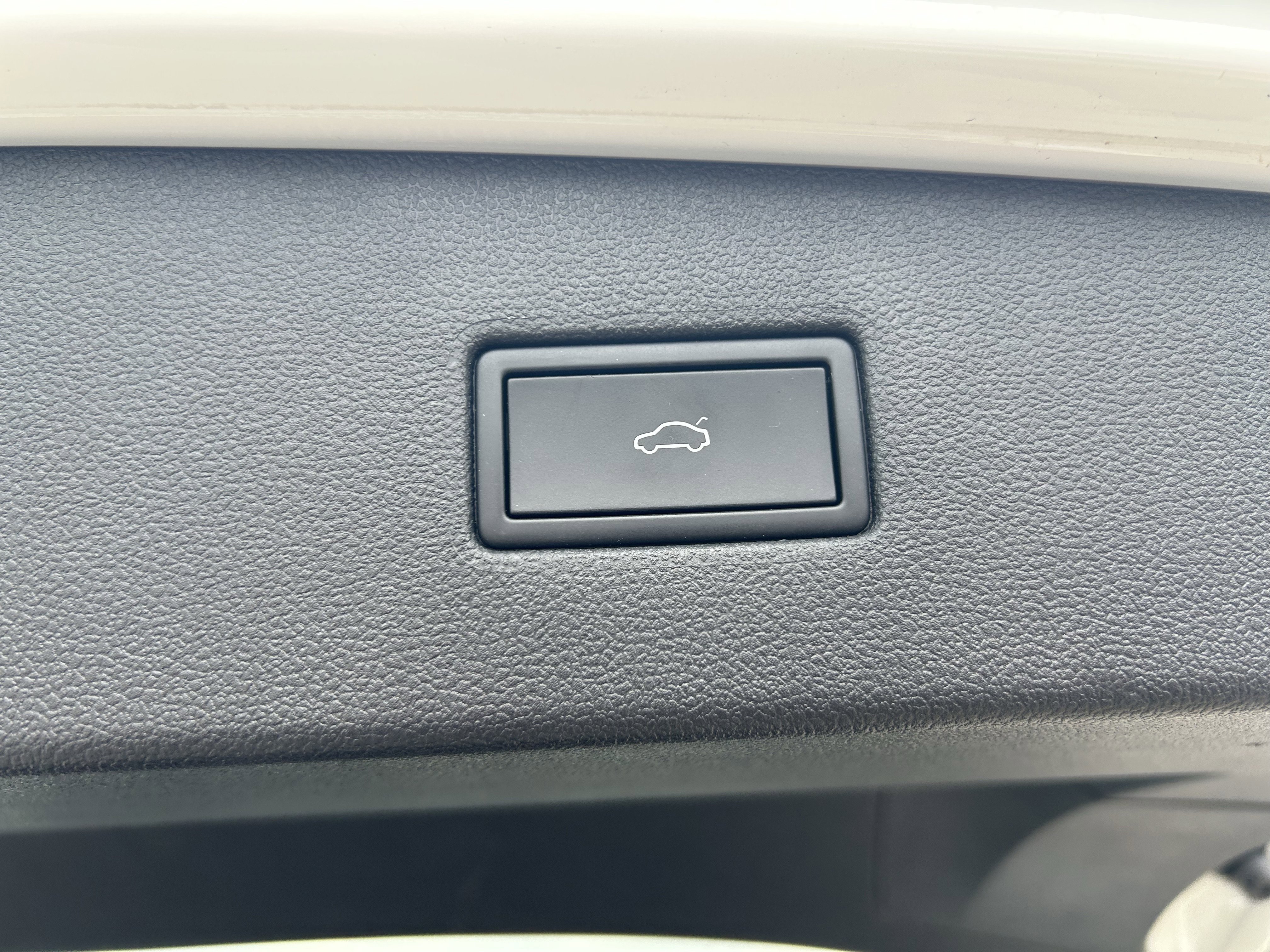 Certified 2022 Volkswagen Tiguan SE R-Line image 28