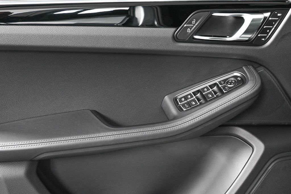 Certified 2026 Porsche Macan AWD/4WD image 6