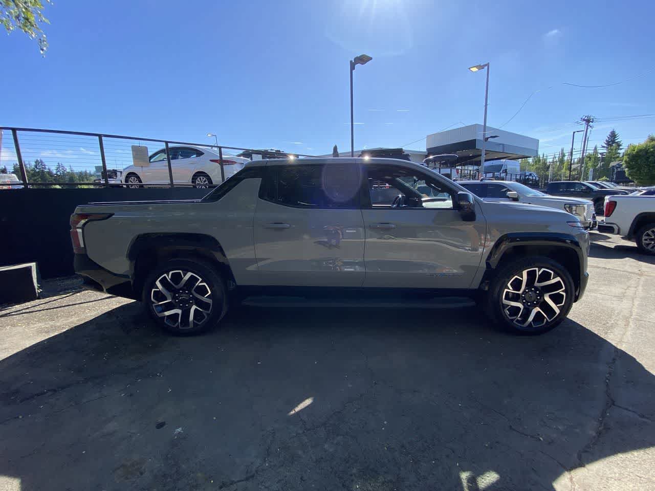 Used 2025 Chevrolet Silverado EV RST AWD/4WD image 7