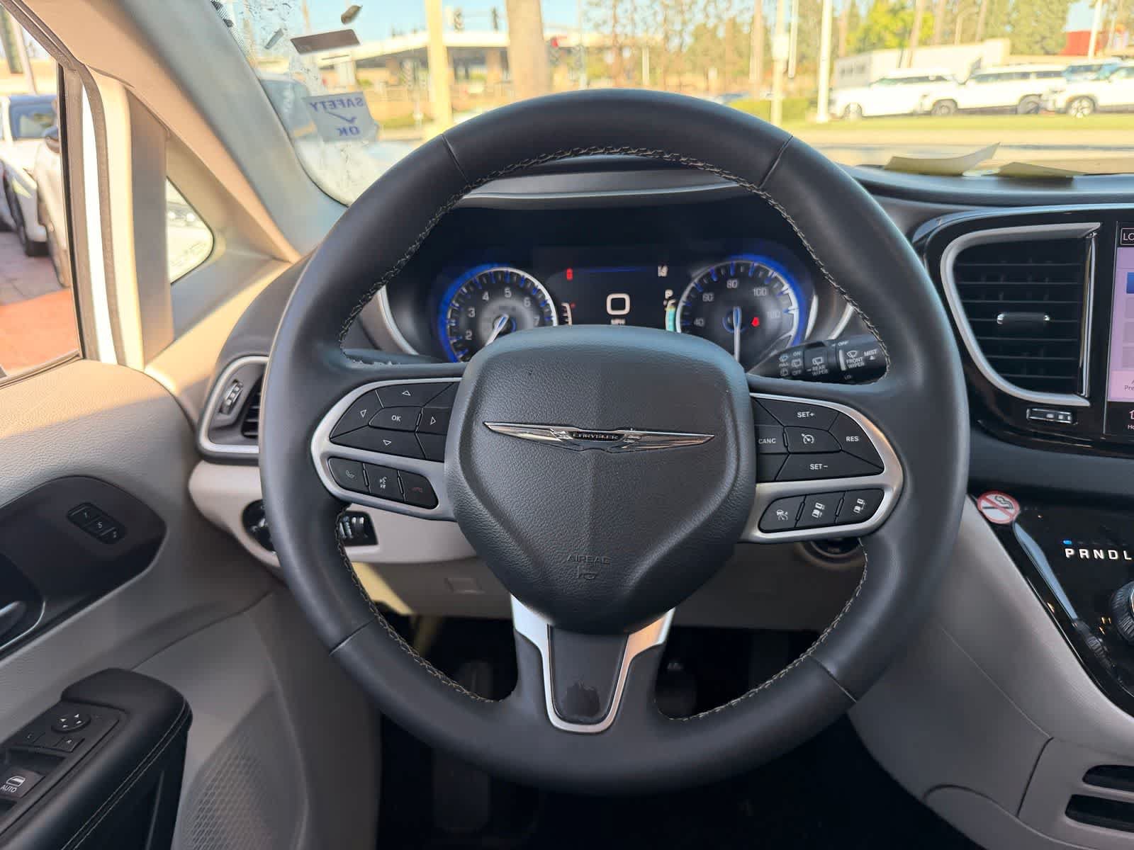 Used 2023 Chrysler Pacifica Touring-L FWD image 17