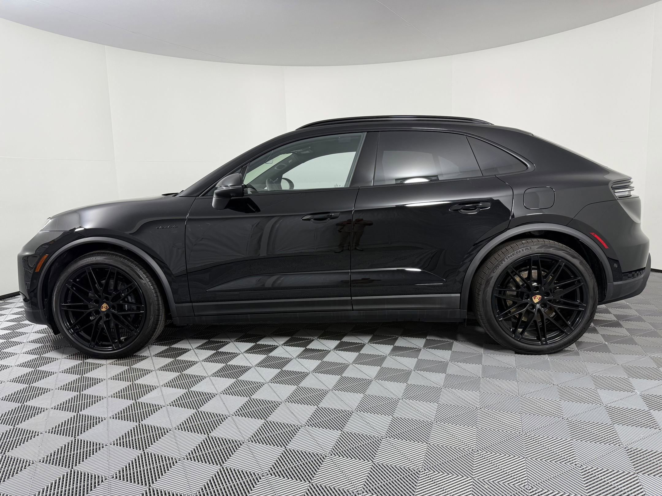 New 2025 Porsche Macan Electric image 2