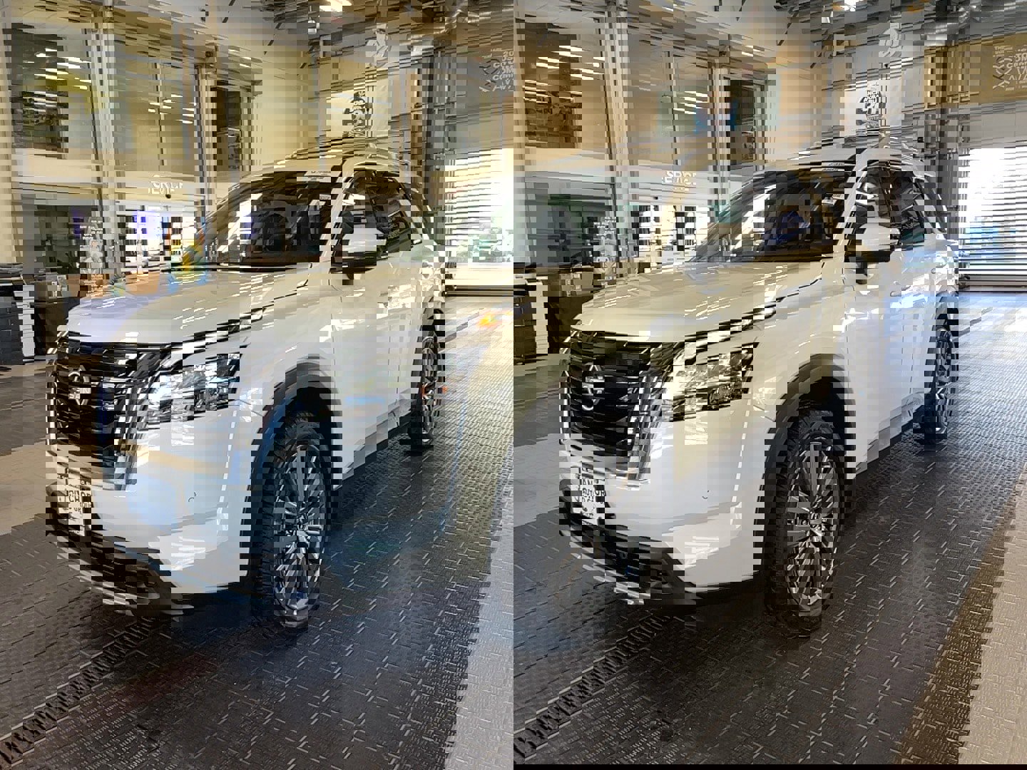 Used 2024 Nissan Pathfinder SL w/ SL Premium Package AWD/4WD image 4