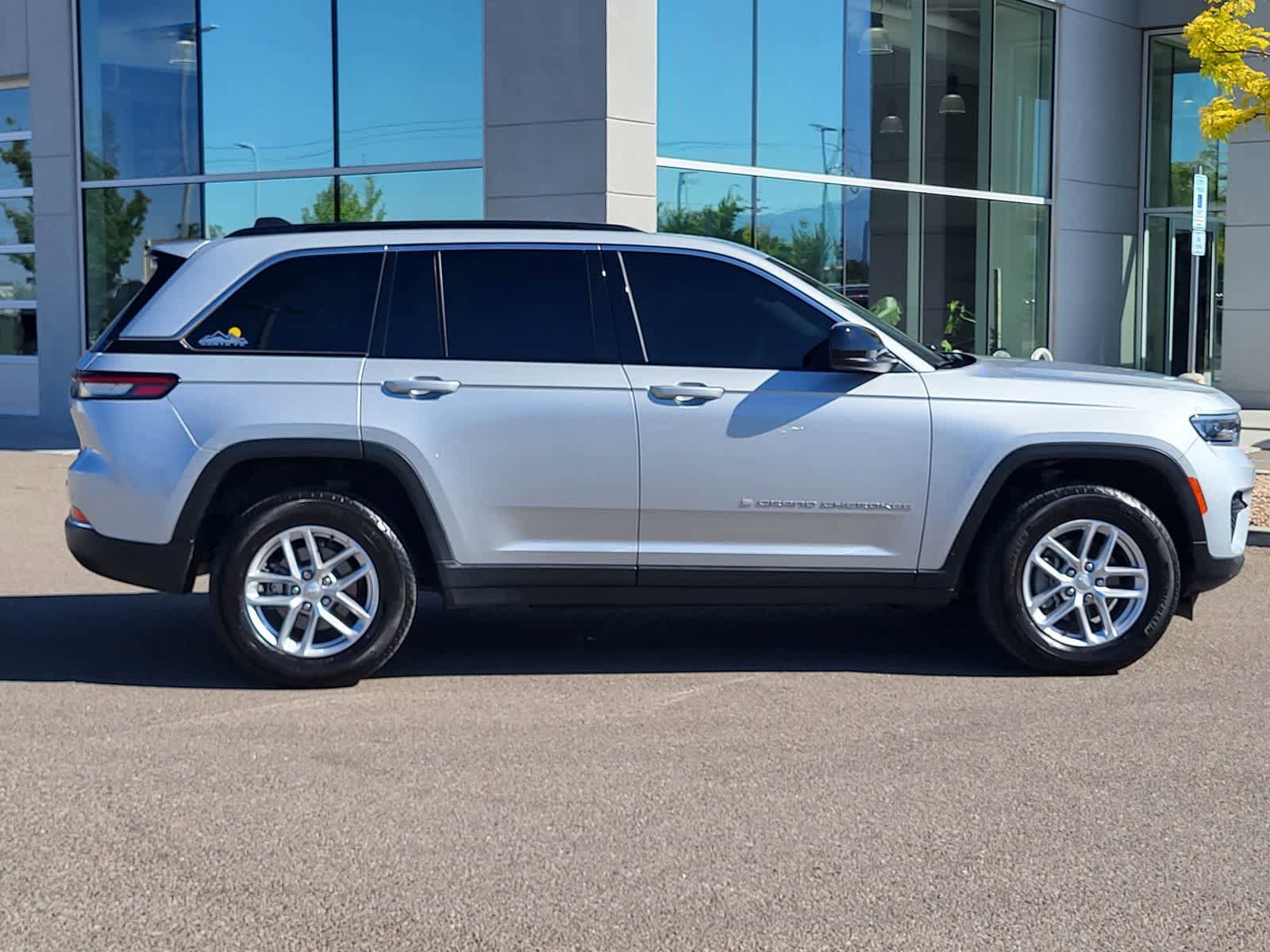 Used 2024 Jeep Grand Cherokee Laredo X AWD/4WD image 4