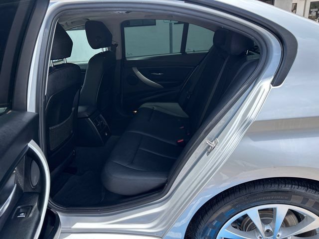 Used 2018 BMW 320i Sedan RWD image 18