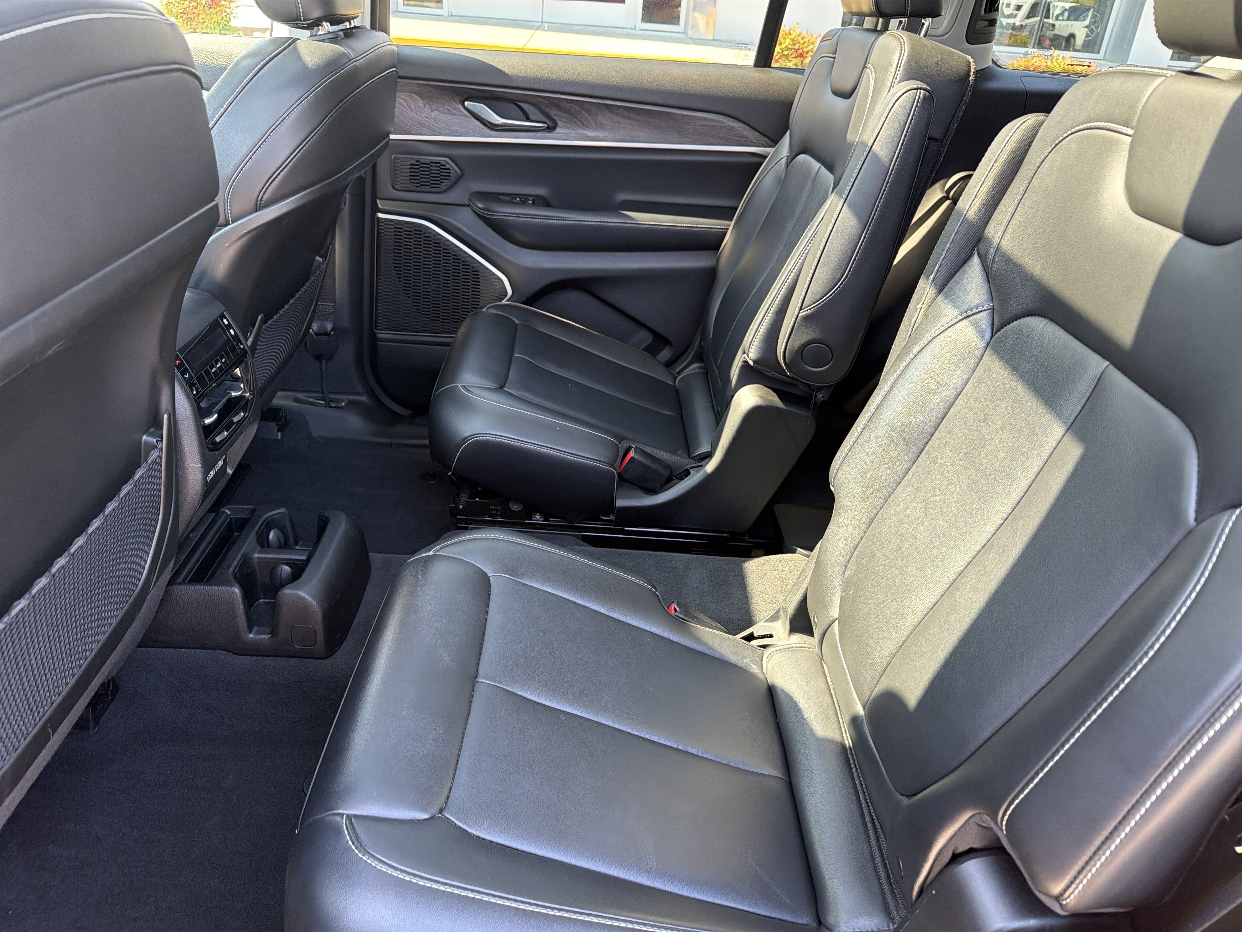Used 2022 Jeep Grand Cherokee L Limited w/ Black Appearance Package AWD/4WD image 24