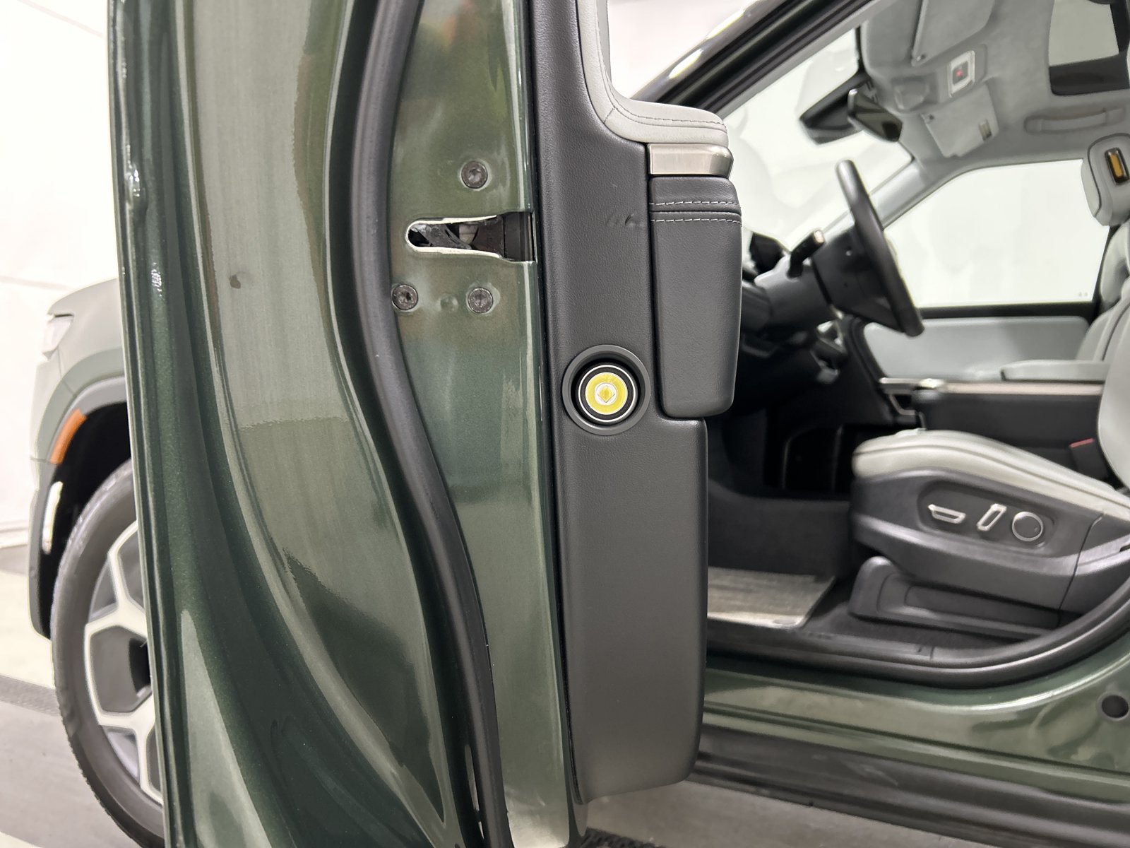 Used 2024 Rivian R1S Adventure AWD/4WD image 32
