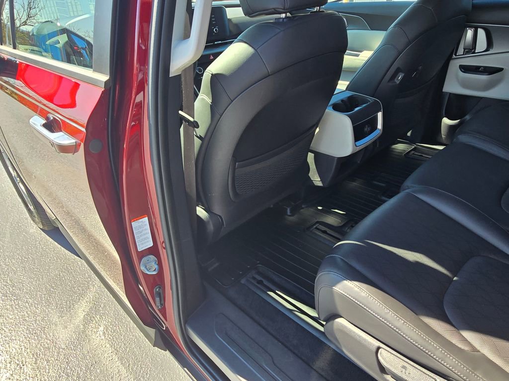 Used 2024 Kia Carnival LX FWD image 18