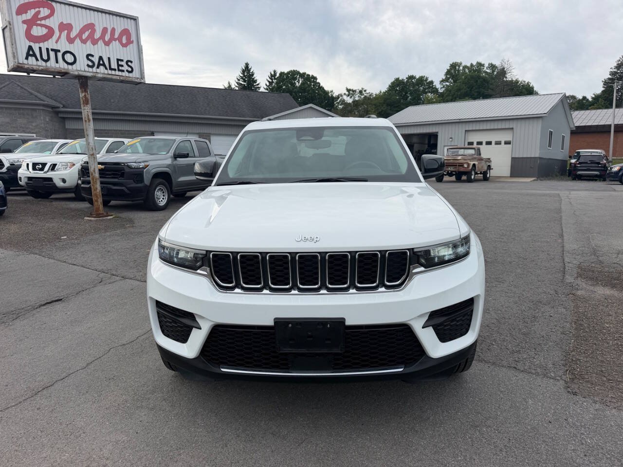 Used 2023 Jeep Grand Cherokee Laredo w/ Luxury Tech Group I AWD/4WD image 8