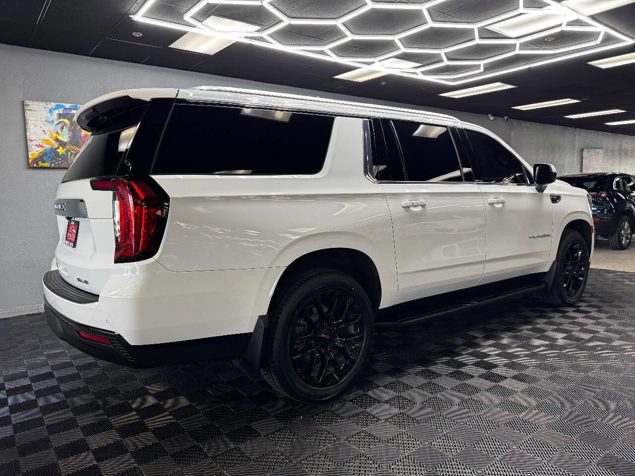 Used 2023 GMC Yukon XL SLE image 13