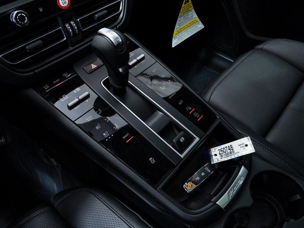 Used 2025 Porsche Macan image 17