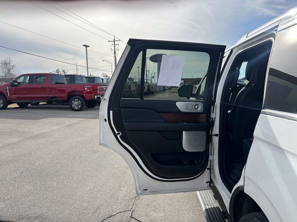 Used 2023 Lincoln Navigator Reserve image 15