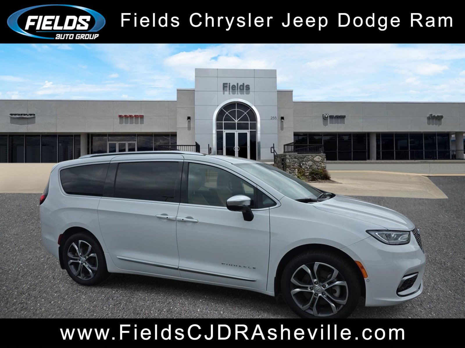 Used 2025 Chrysler Pacifica Pinnacle w/ Trailer Tow Group AWD/4WD image 1