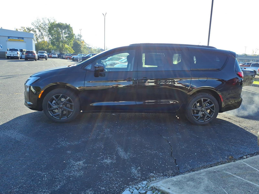 New 2027 Chrysler Pacifica Limited w/ Family Tech Group AWD/4WD image 4