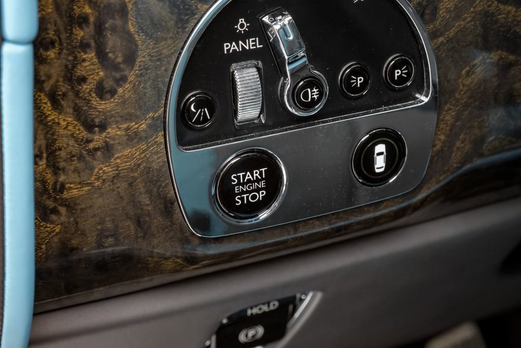 Used 2022 Rolls-Royce Cullinan w/ Cullinan Package image 17