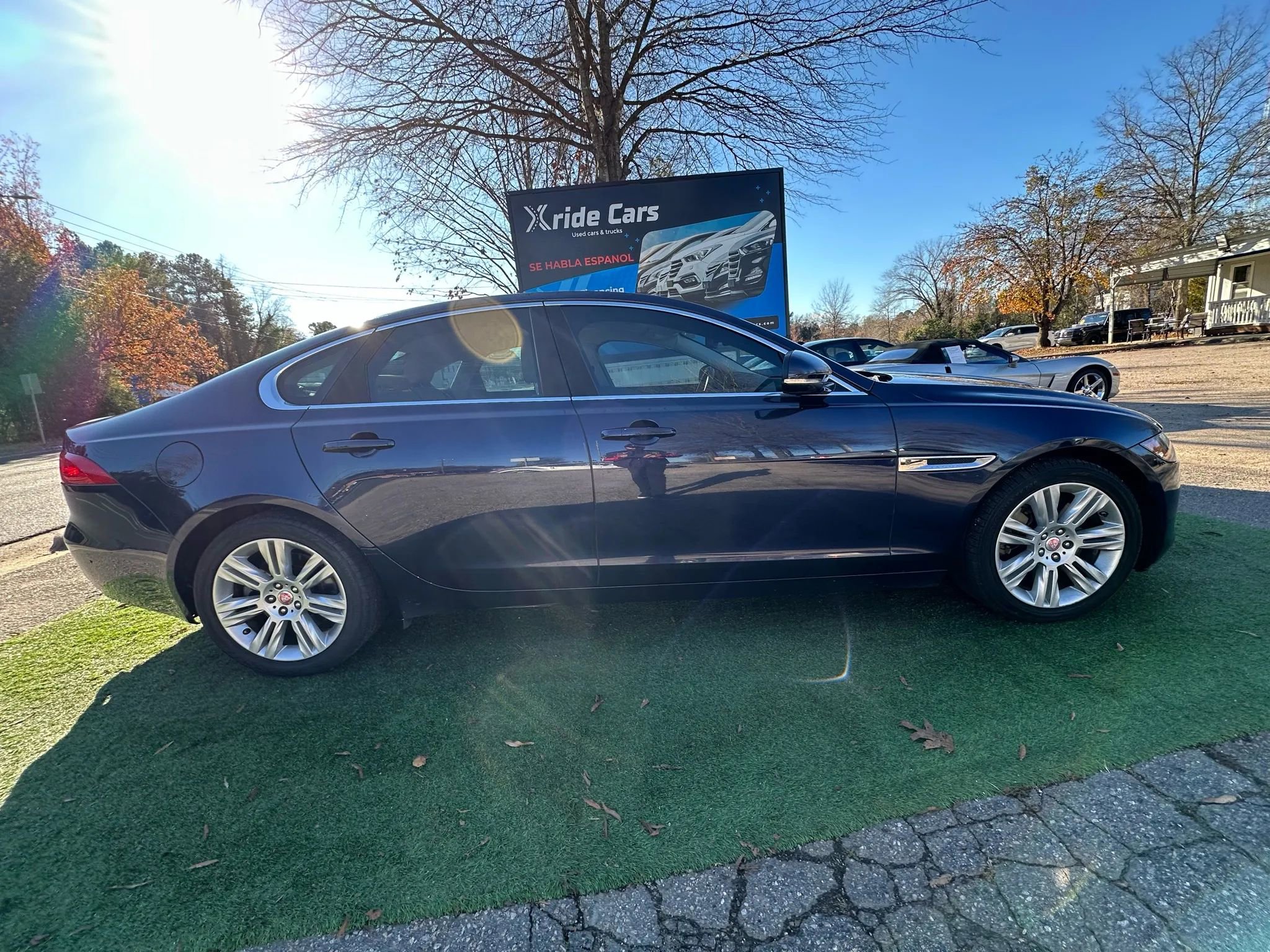 Used 2017 Jaguar XF Premium image 4