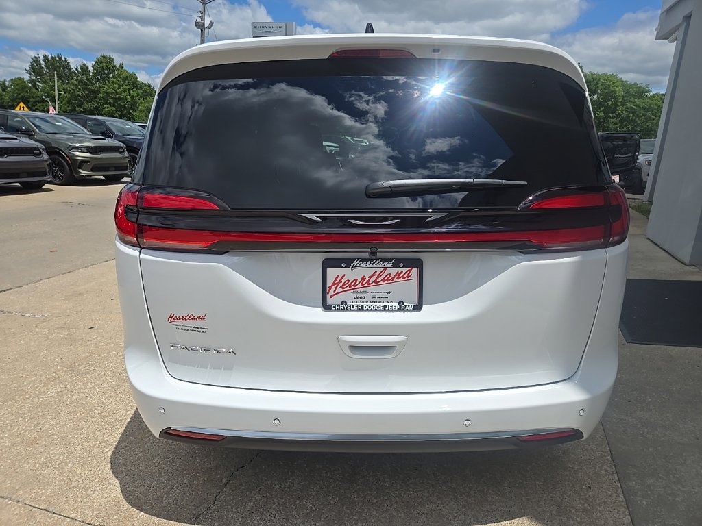 New 2027 Chrysler Pacifica Select w/ Family Tech Group FWD image 11