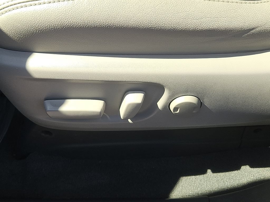 Used 2020 Toyota Sienna XLE w/ XLE Navigation Package AWD/4WD image 19