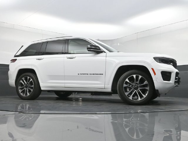 Used 2024 Jeep Grand Cherokee Overland w/ Trailer Tow Package AWD/4WD image 32