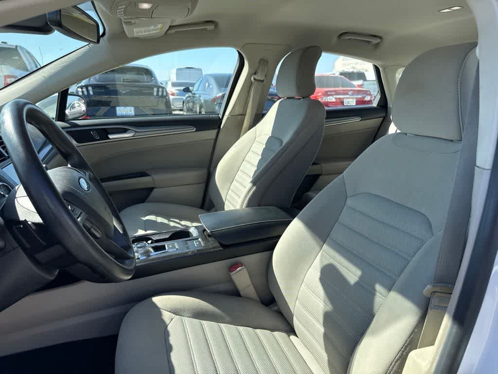 Used 2019 Ford Fusion SE FWD image 12