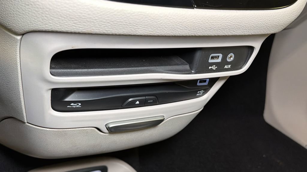 Used 2017 Chrysler Pacifica Limited FWD image 30