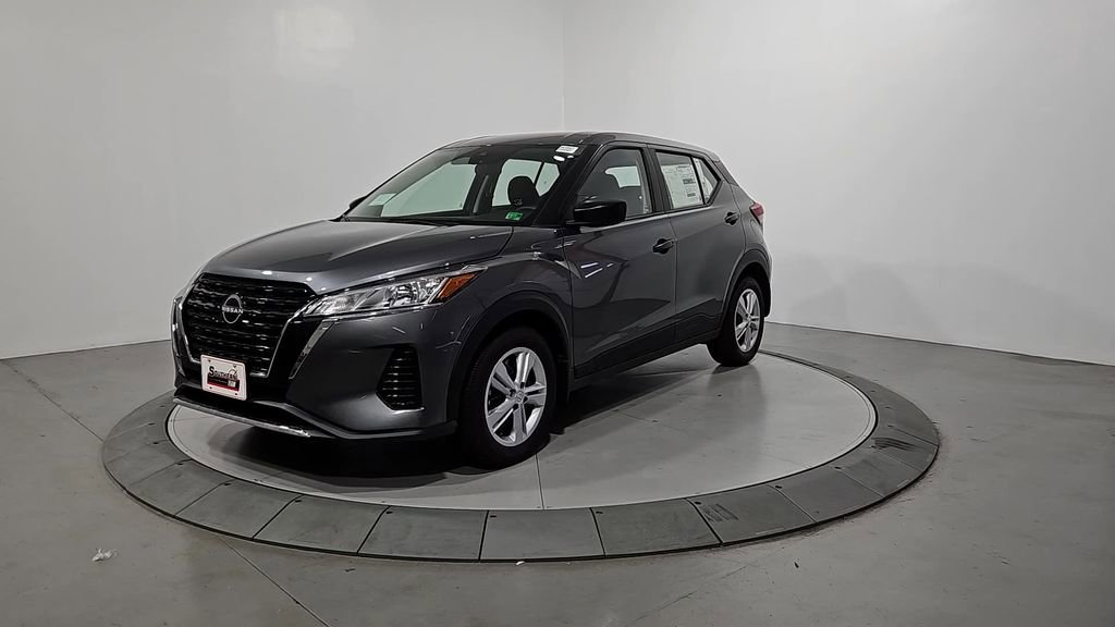 New 2025 Nissan Kicks Play S