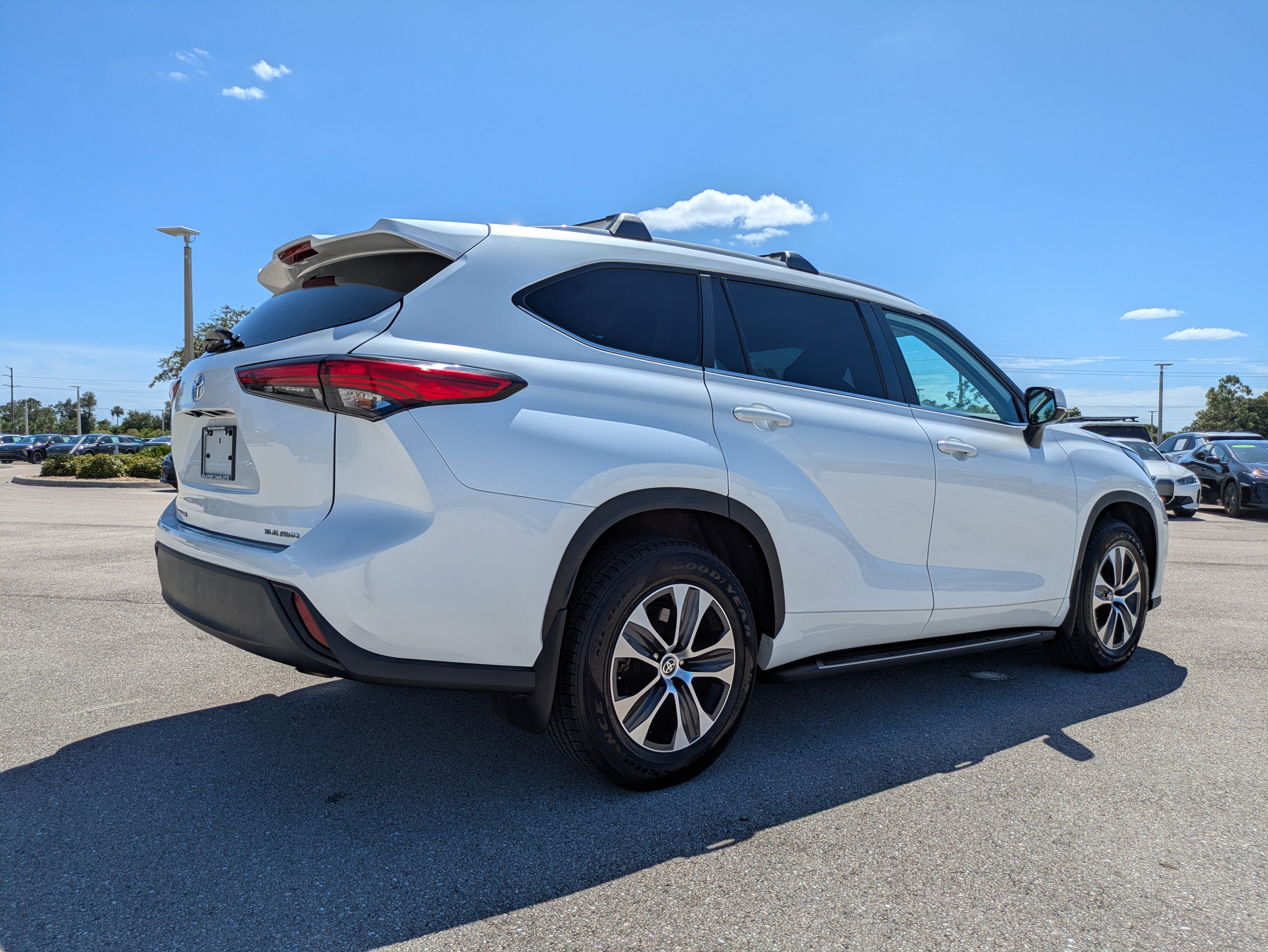 Used 2023 Toyota Highlander XLE AWD/4WD image 4