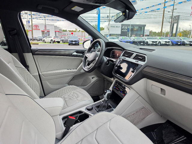 Used 2022 Volkswagen Tiguan SEL R-Line AWD/4WD image 12