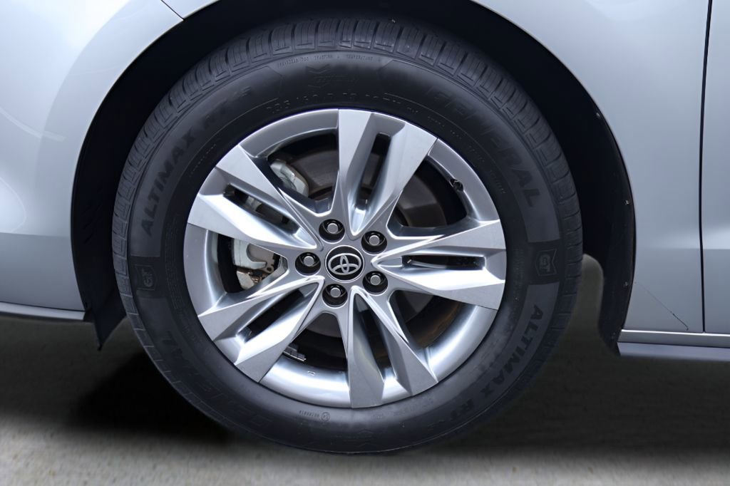 Certified 2022 Toyota Sienna Limited image 30