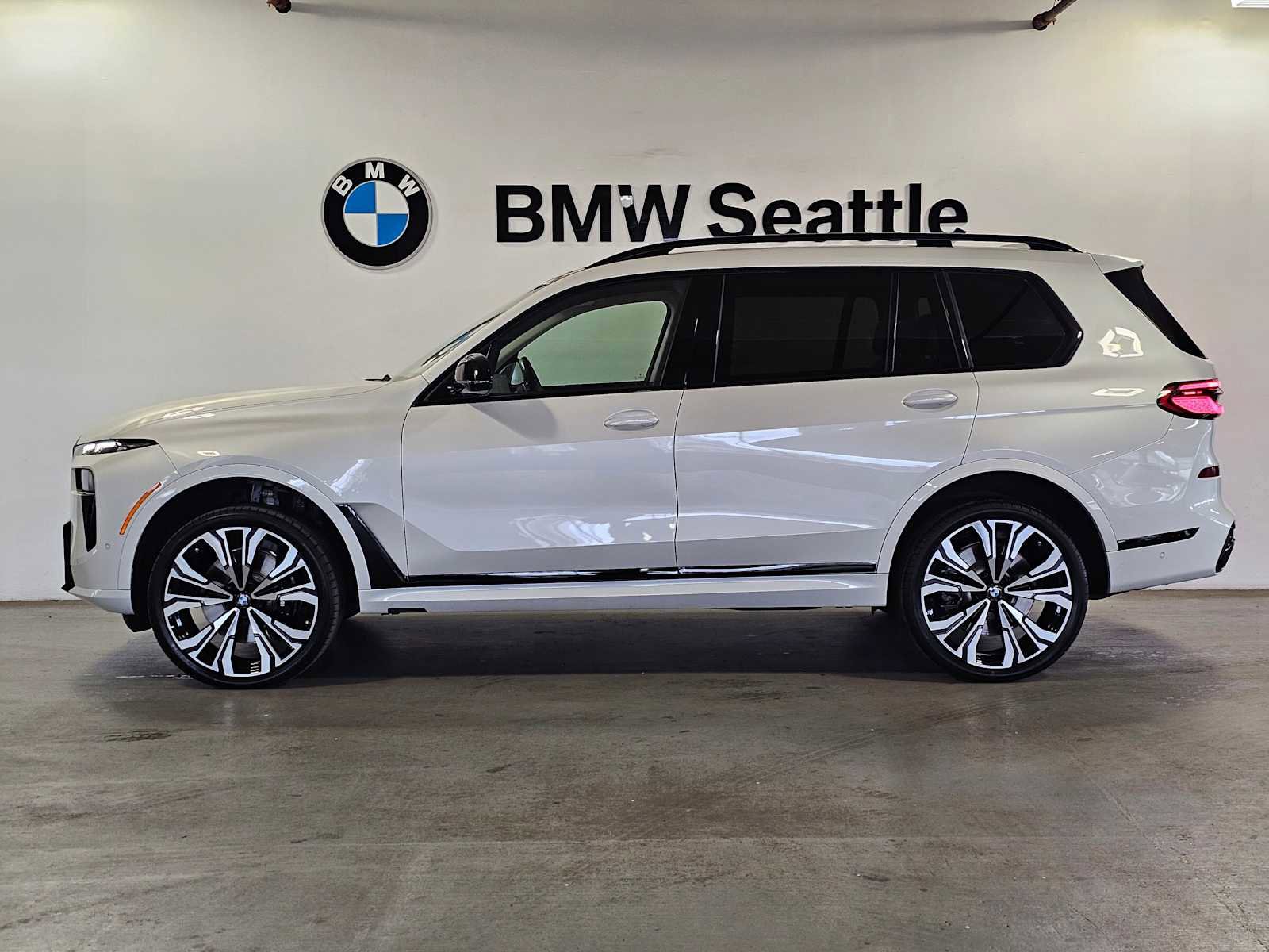 Used 2023 BMW X7 M60i w/ Executive Package AWD/4WD image 3