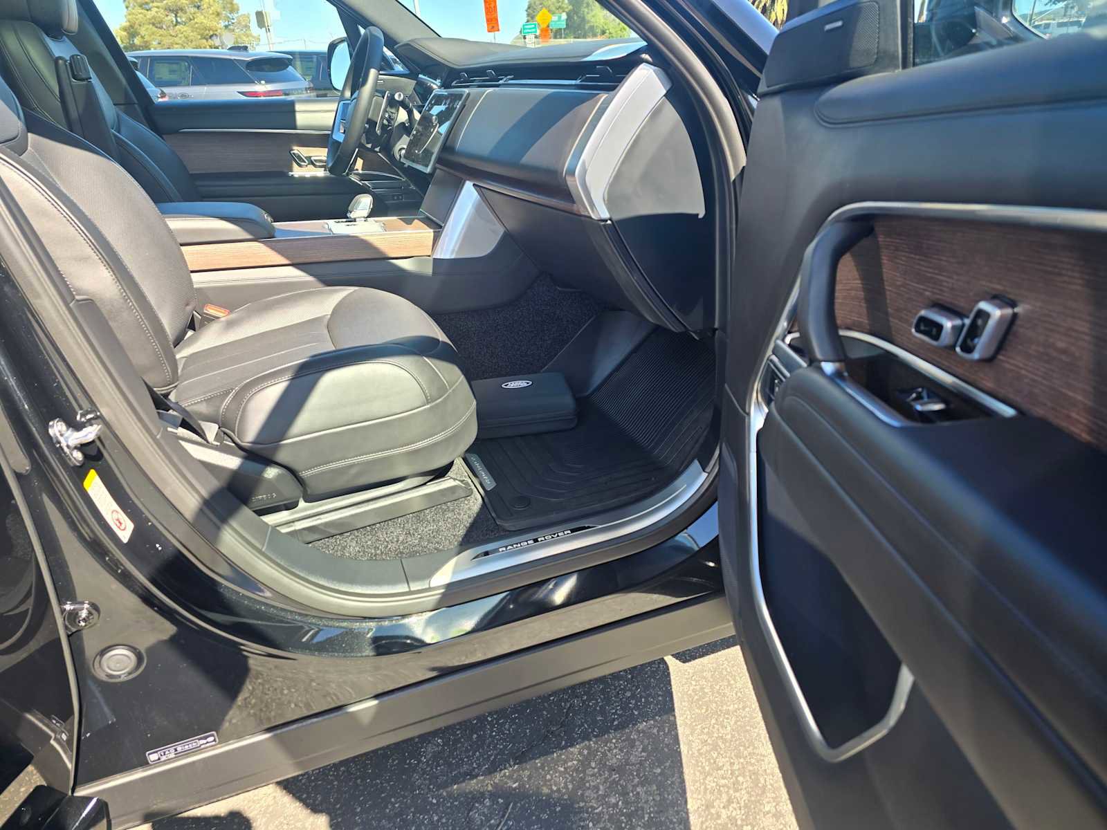 New 2025 Land Rover Range Rover SE image 10