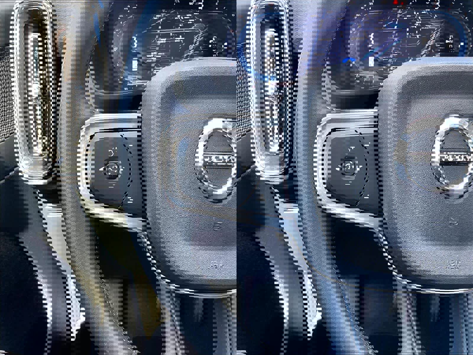 Used 2025 Volvo XC40 B5 Plus image 21