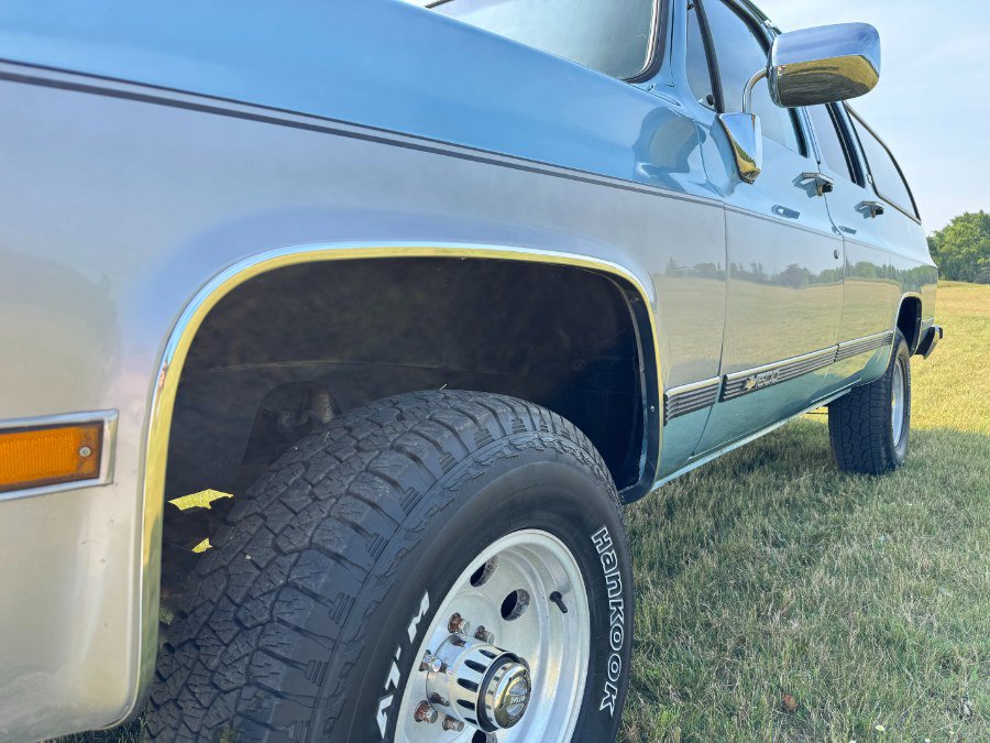 Used 1989 Chevrolet Suburban 4WD image 9