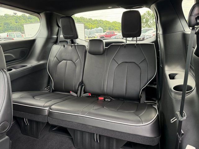 New 2026 Chrysler Pacifica Limited w/ S Appearance Package image 6