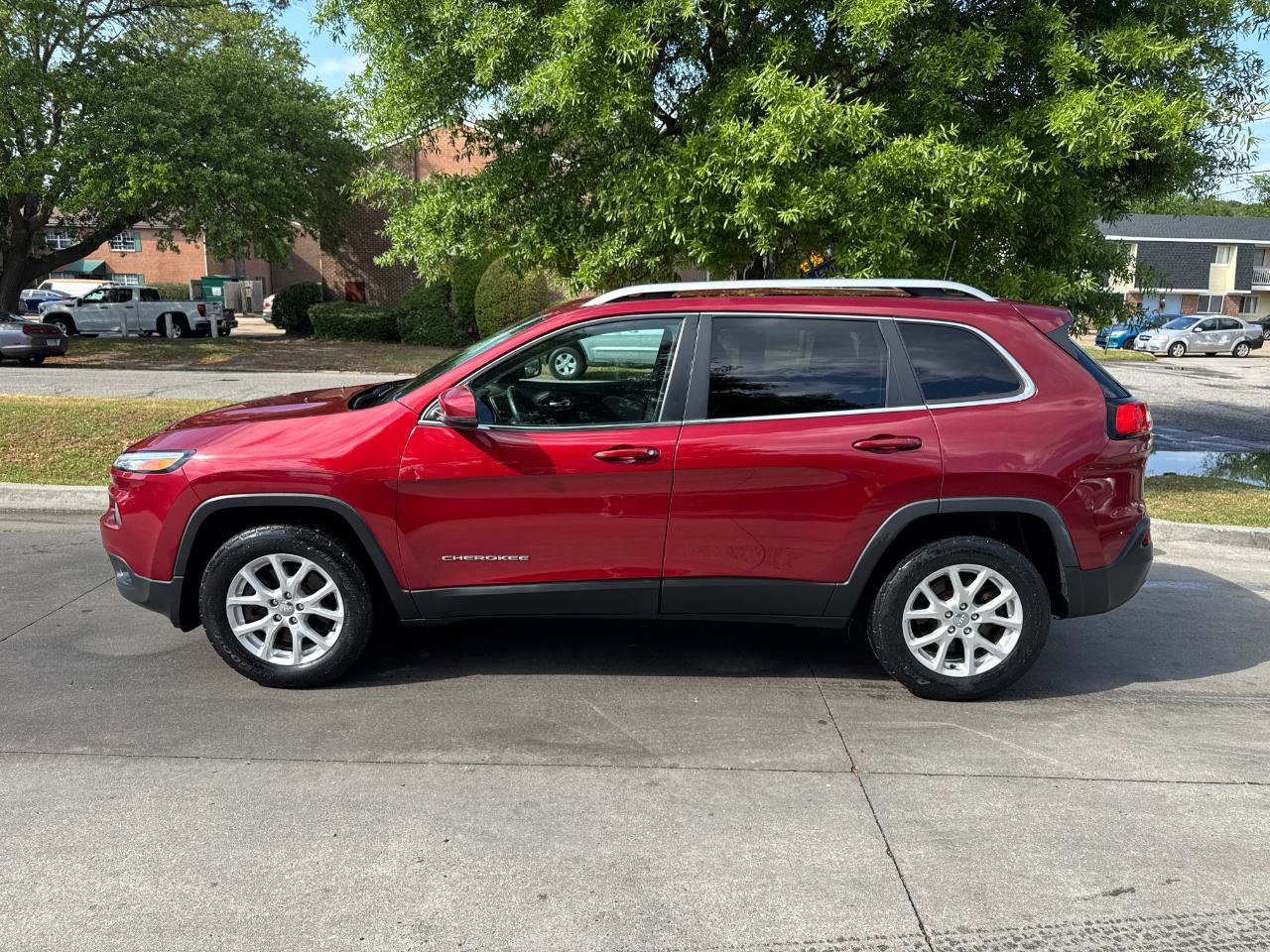 Used 2016 Jeep Cherokee Latitude w/ Safety/Convenience Group AWD/4WD image 8
