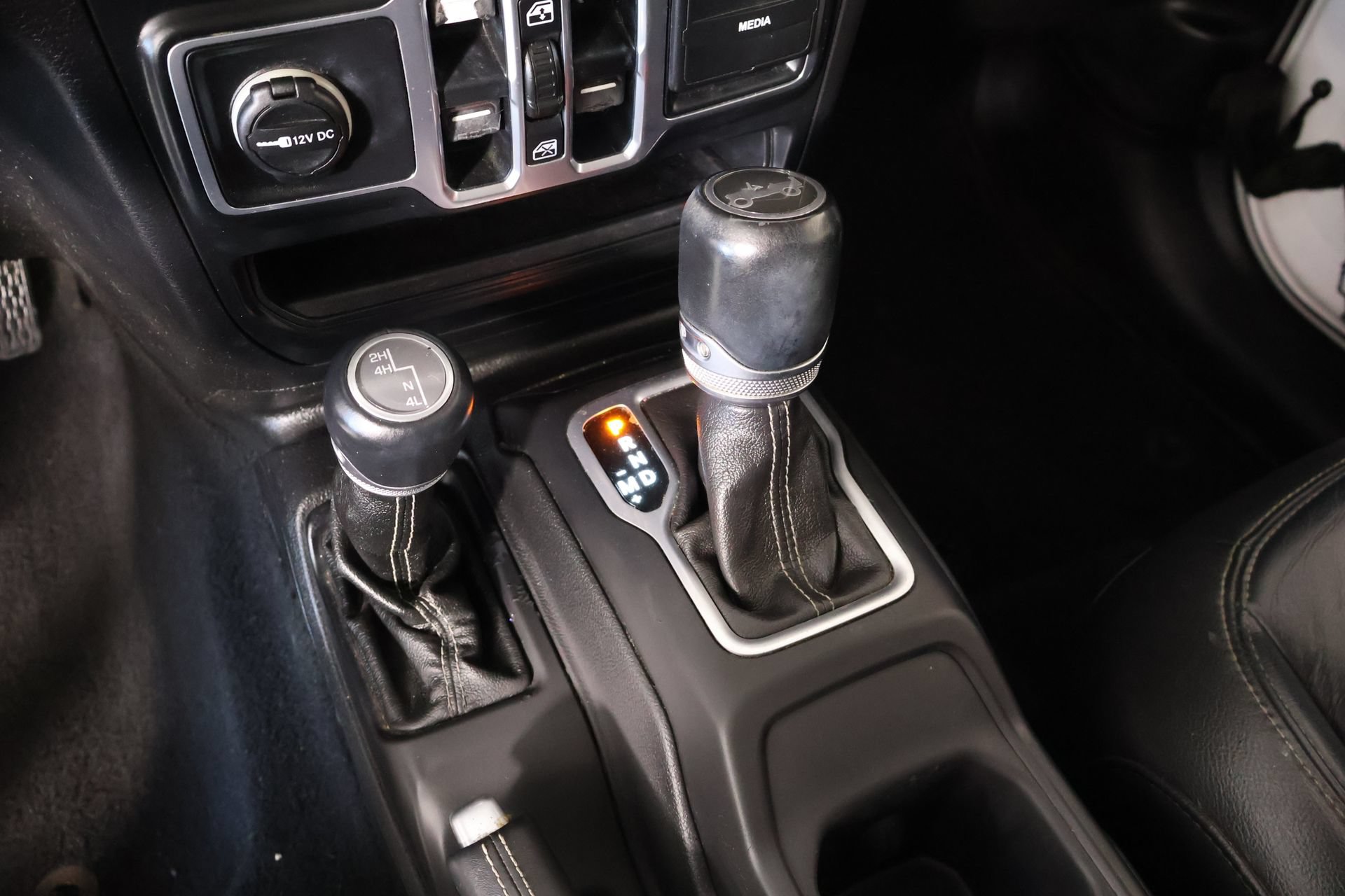 Used 2018 Jeep Wrangler Unlimited Sahara AWD/4WD image 9