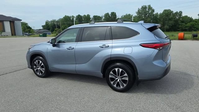 Used 2022 Toyota Highlander XLE AWD/4WD image 5