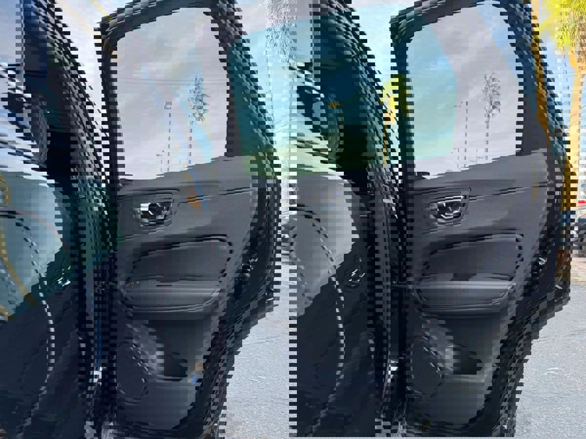 Used 2022 Volvo XC60 B5 Momentum image 34