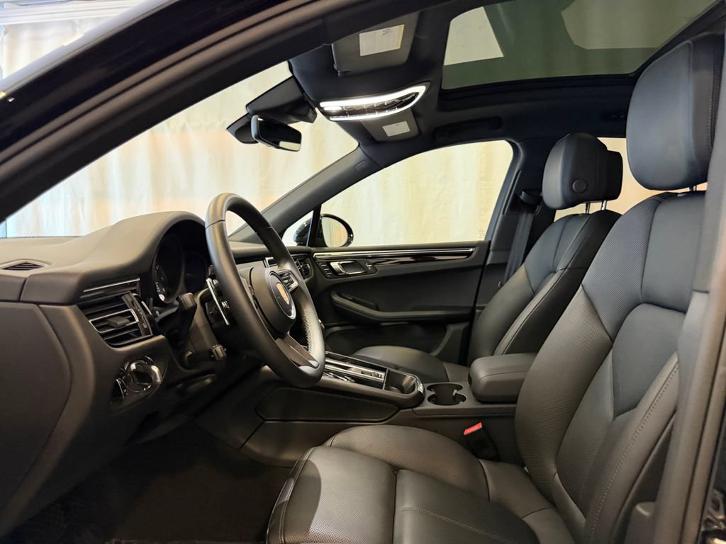 Certified 2026 Porsche Macan AWD/4WD image 5