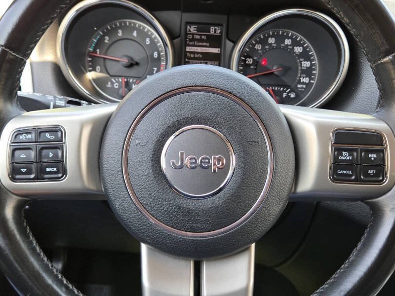 Used 2012 Jeep Grand Cherokee Laredo AWD/4WD image 19