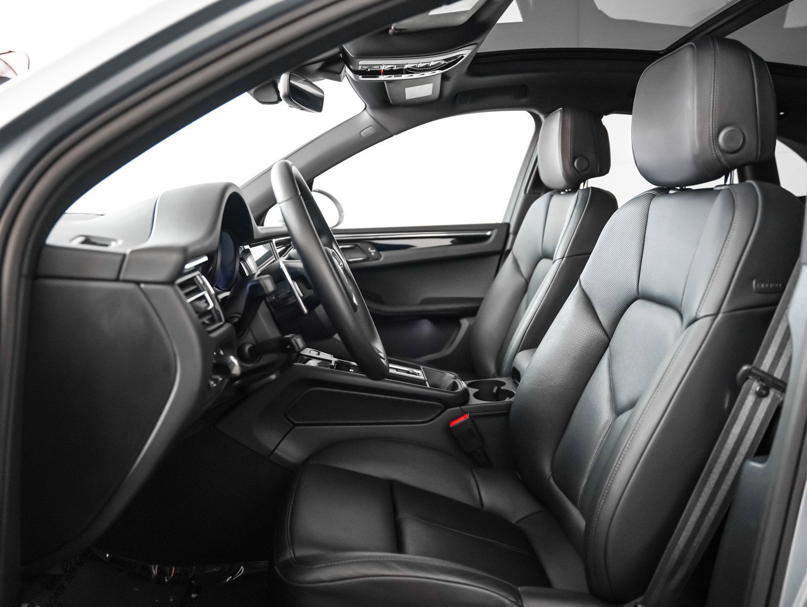 Certified 2025 Porsche Macan image 5