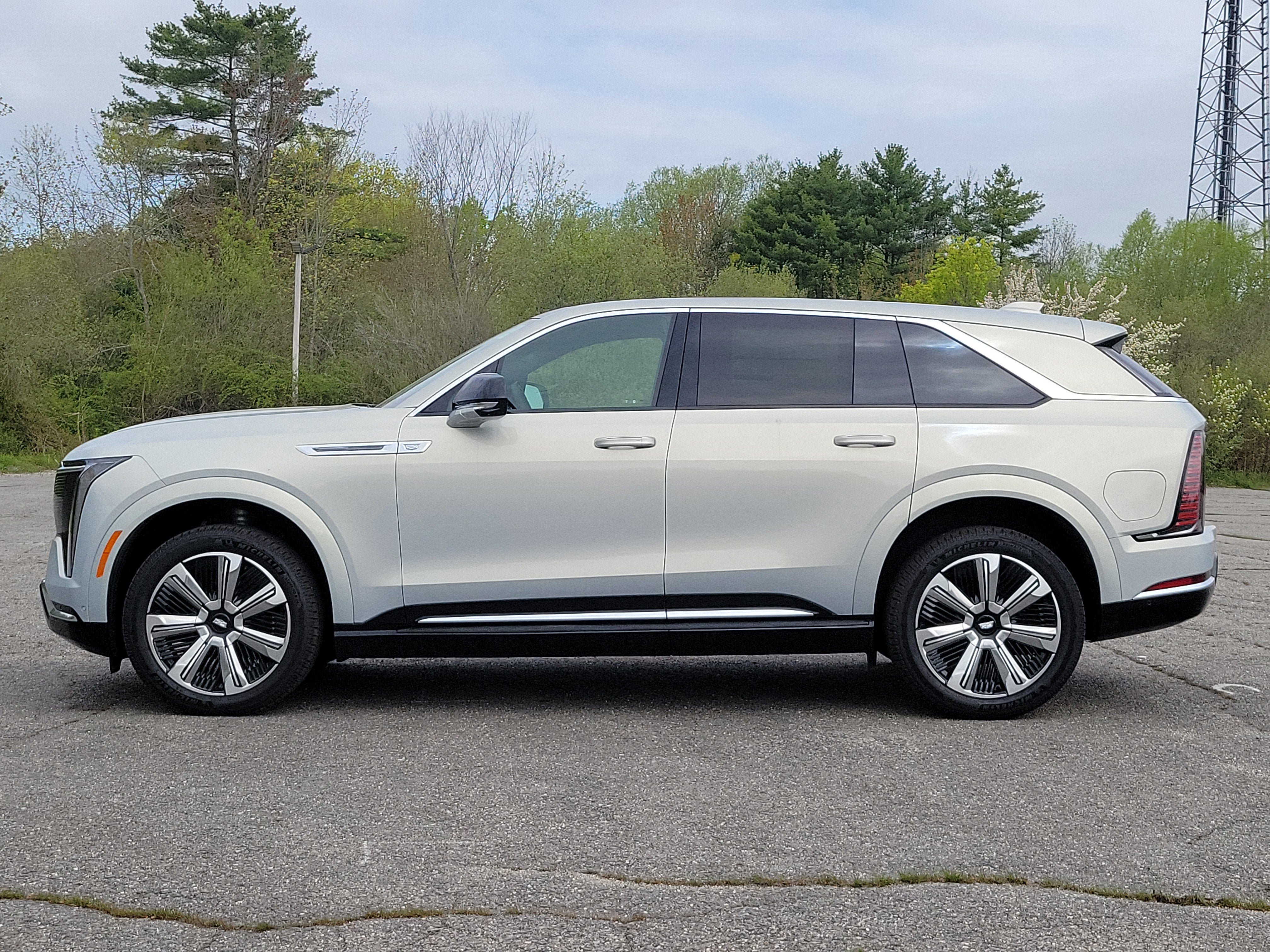 New 2025 Cadillac Escalade IQ Luxury 2 AWD/4WD image 2